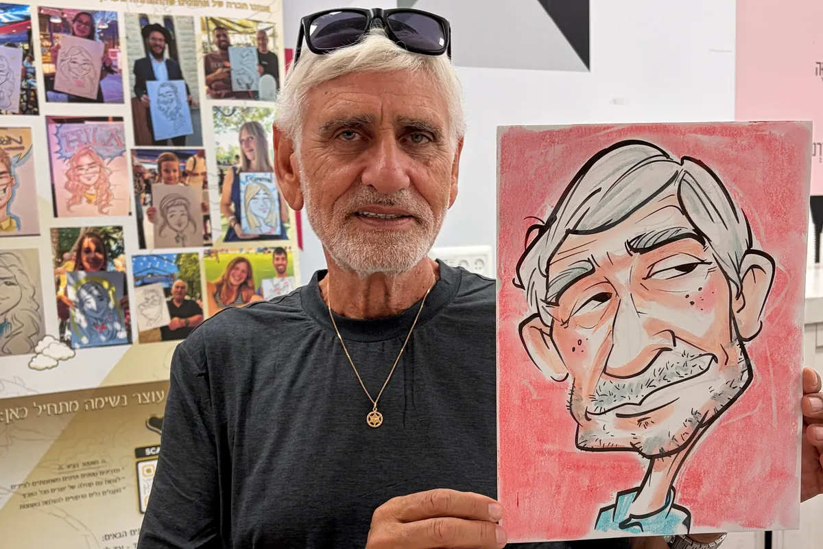 אורח עם קריקטורה מאירוע