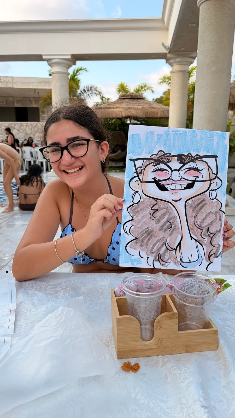 אורחת מציגה את קריקטורת החתול שצייר מולי אסידו באירוע